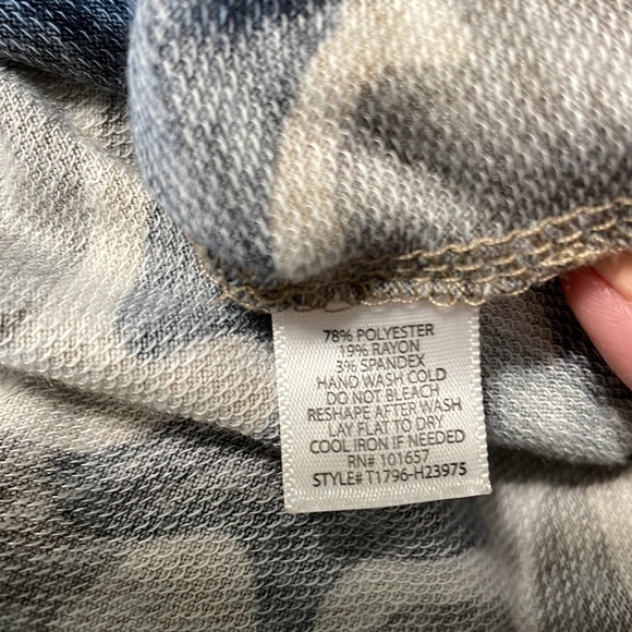 Tresics 1/2 Sleeve Cropped Camo V-Neck Tee Size M - Picture 6 of 8